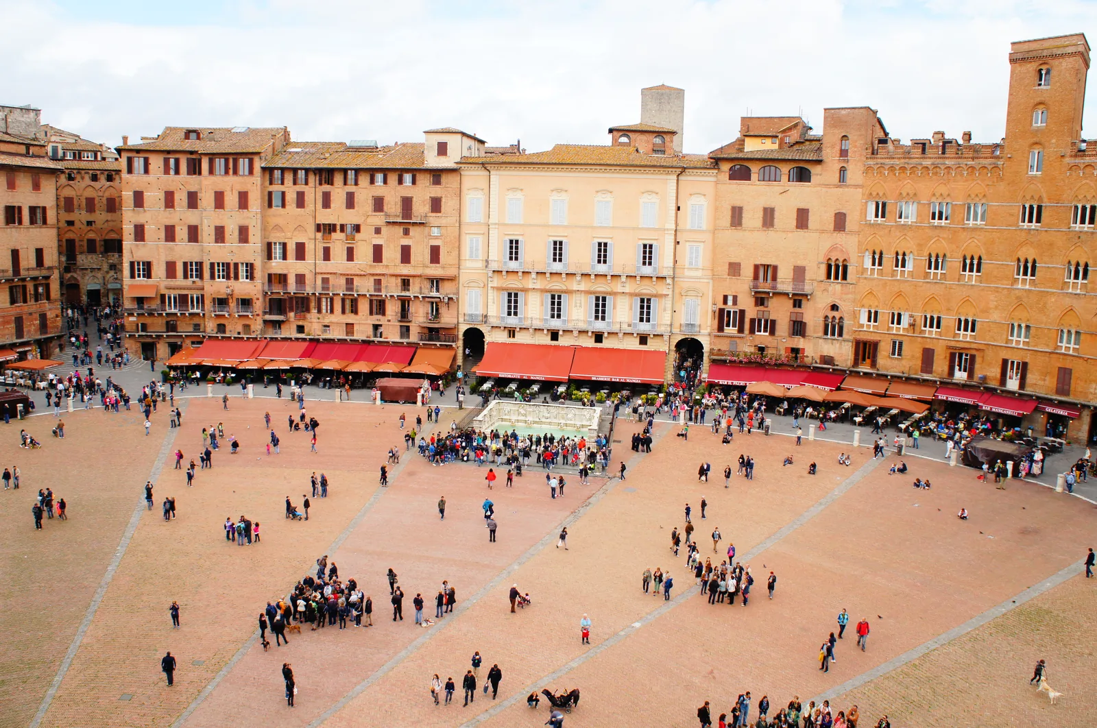 Piazza del Campo in Siena, the arrival point that justifies the journey from Rome