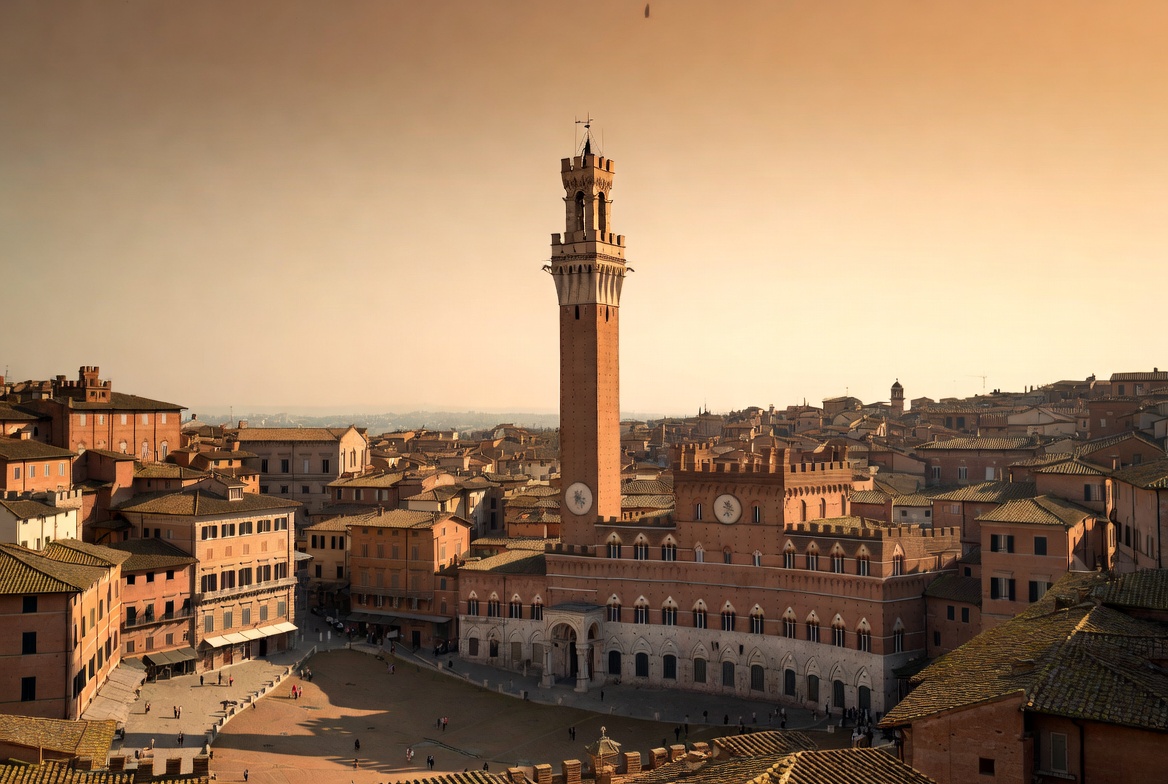 Torre del Mangia towering over Piazza del Campo